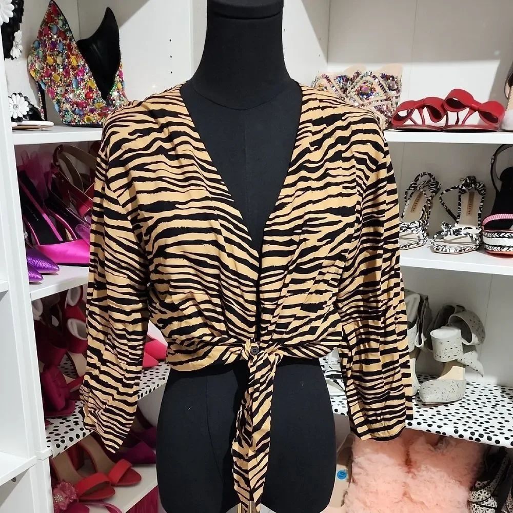 Wayf Tan and Cream Tie-Front Blouse 3/4 Sleeve